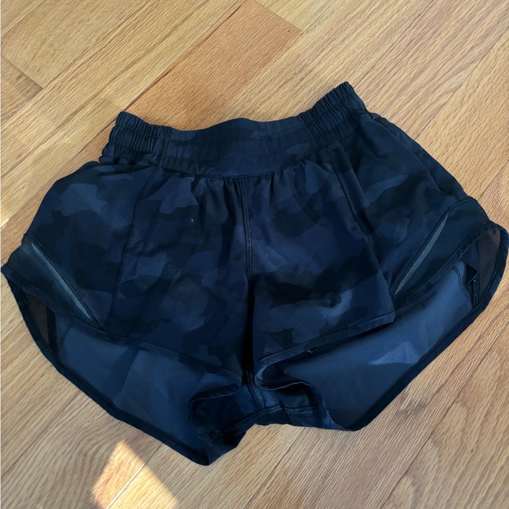 Black camo Lululemon Hotty hot low rise lined short 2.5”